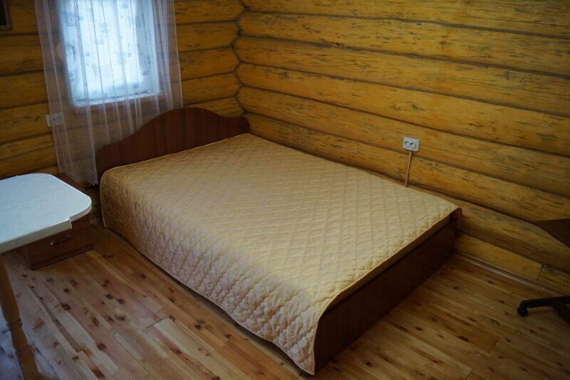 Двухместный благоустроенный домик с двухспальной кроватью